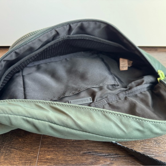 Lululemon Athletica green 6L Crossbody Bag - Picture 5 of 6
